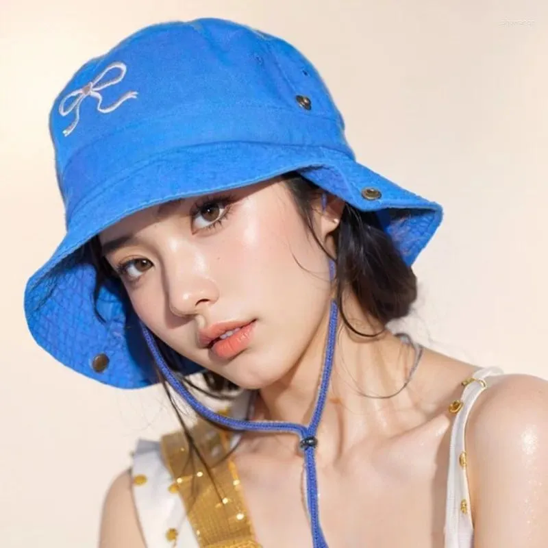 Berets Koreanische Frühlings- und Sommerbogenmuster bestickter Eimer Hut Frauen im Freien süße Trend Sonnenschild Gurt Windfall Angeldecke