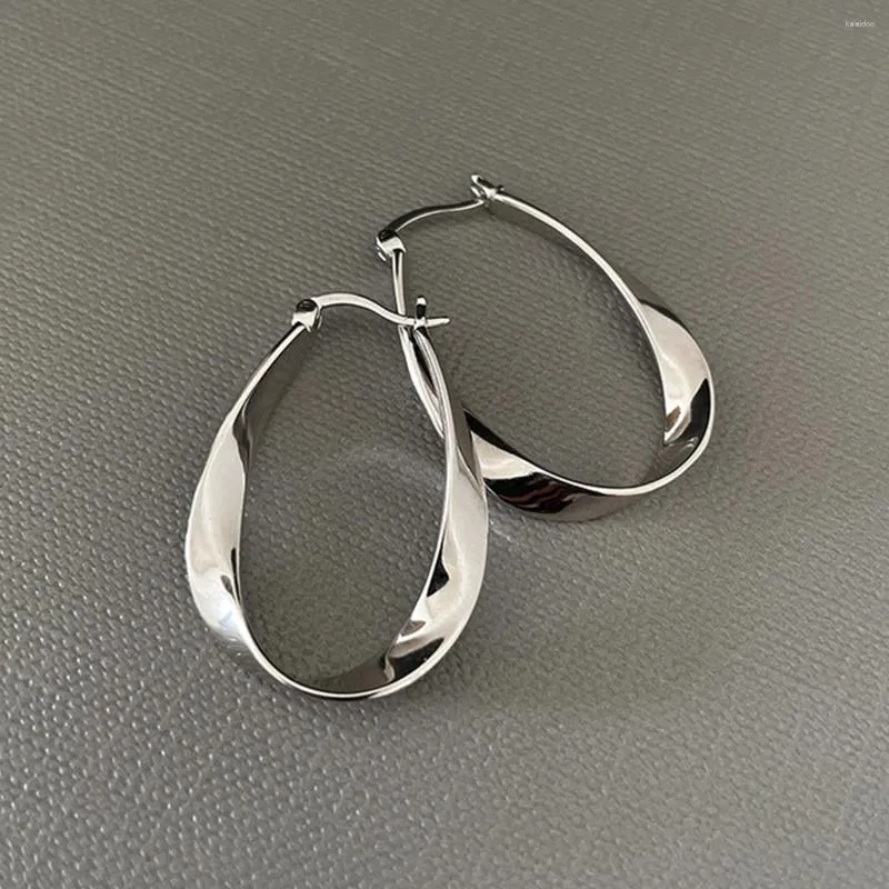 Boucles d'oreilles de cerceau 2pcs à la mode anneau de plaine circulaire Mobius Copper pour la bobine géométrique minimaliste des femmes à la fête