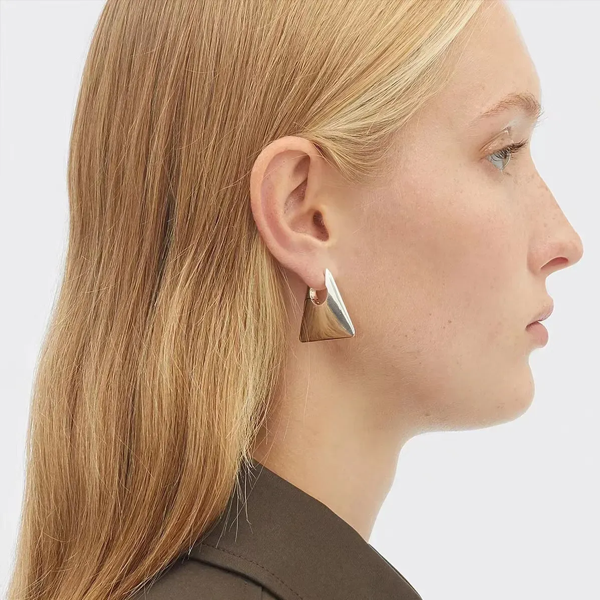 Designer de boucles d'oreilles de luxe pour femmes 18 km plaque à or triangle brillant lumière avec lettres de mode étalon de personnalité rétro pour bijoux de fête cadeau