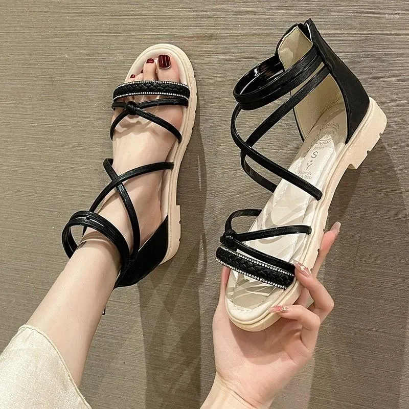 Sandaler 2024 Koreanska stil Kvinnor Flatskor Lagen Square Heels 3cm Elegant sommar utanför Cross bundna läder Kvinnliga bilder