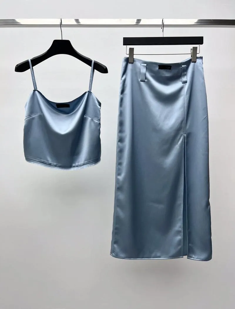 Arbeitskleider 2024 Frühlings-/Sommerhimmelblau -Acetat Satin Square Hals kurzer Hangsgurt Splitter Rock Midi Kleid Frauen zweiteilige Set
