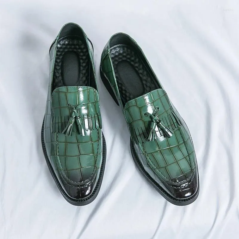 Casual schoenen Big Size 38-46 Groene herenleer puntig Laaggesneden man Loafers Tassel Decorate Dress voor mannen Mocasines HOMBRE