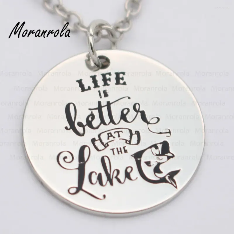 Подвесные ожерелья сорванные "Жизнь лучше на озере" Медное ожерелье для брелков с шармом рука с штампованным рыбаком