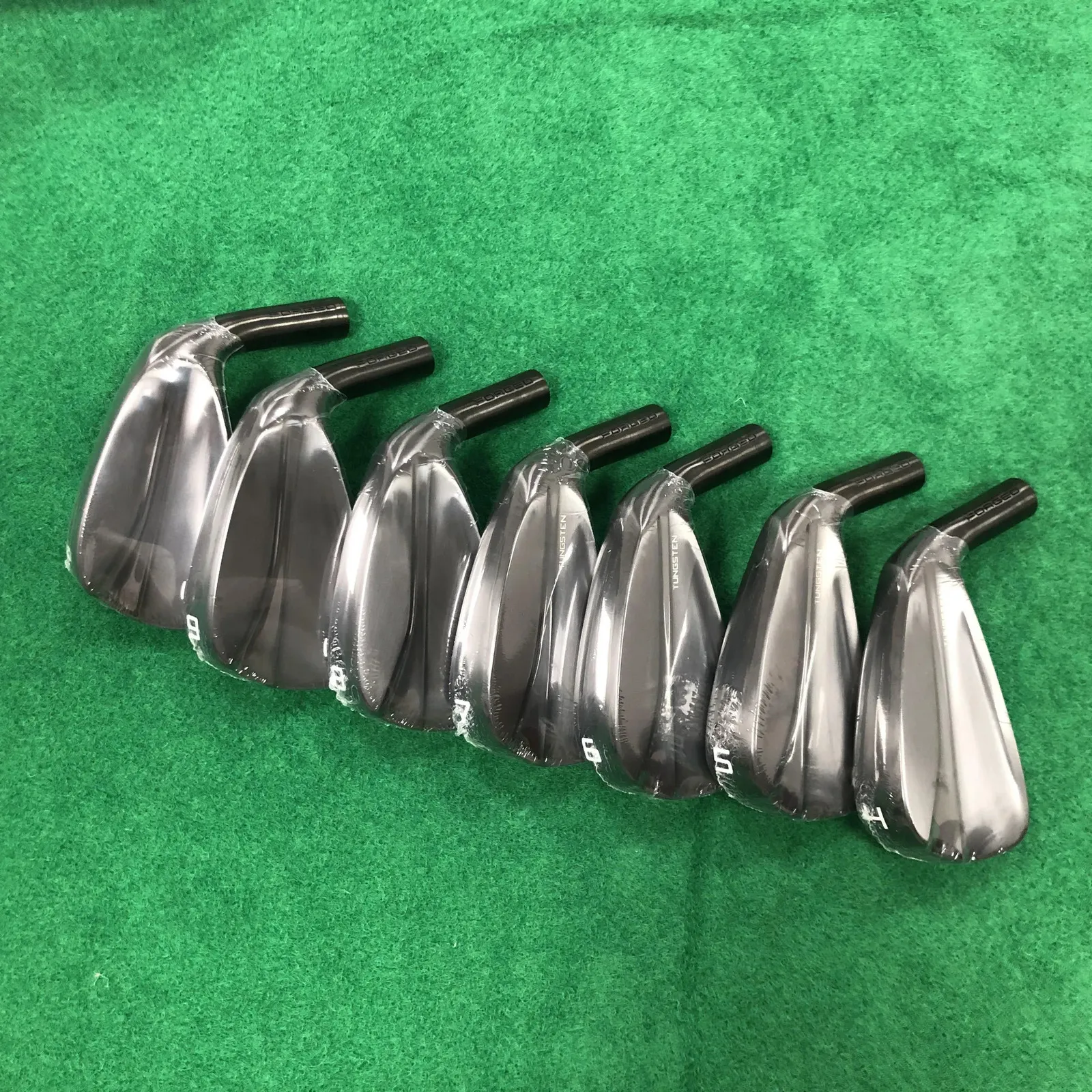 7pcs Brand 790 Irons Black Golf Iron Set 49p RS Flex Steelgraphite Arbre avec couvercle de tête 240430