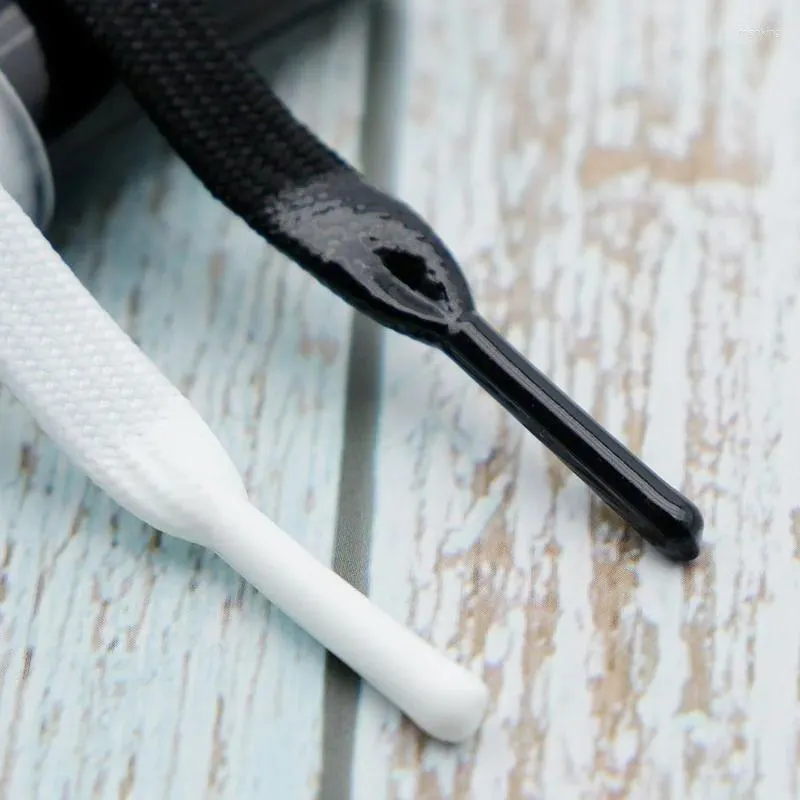 Pièces de chaussures Coolstring 7,5 mm en dentelle plate noir blanc avec des pointes époxy mâles cordon de baskets mâles avant fashion lacet drop tenis masculino