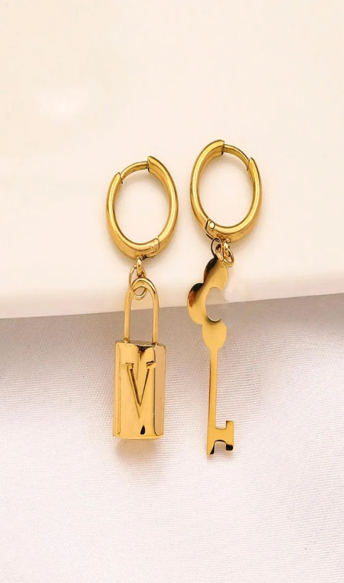Urok Kolczyki Projektant Blokada Klucz Asymetryczne uszy luksusowy huggie marka Kobiet złota platowane na przyjęciu weselne biżuteria Accessori5455641
