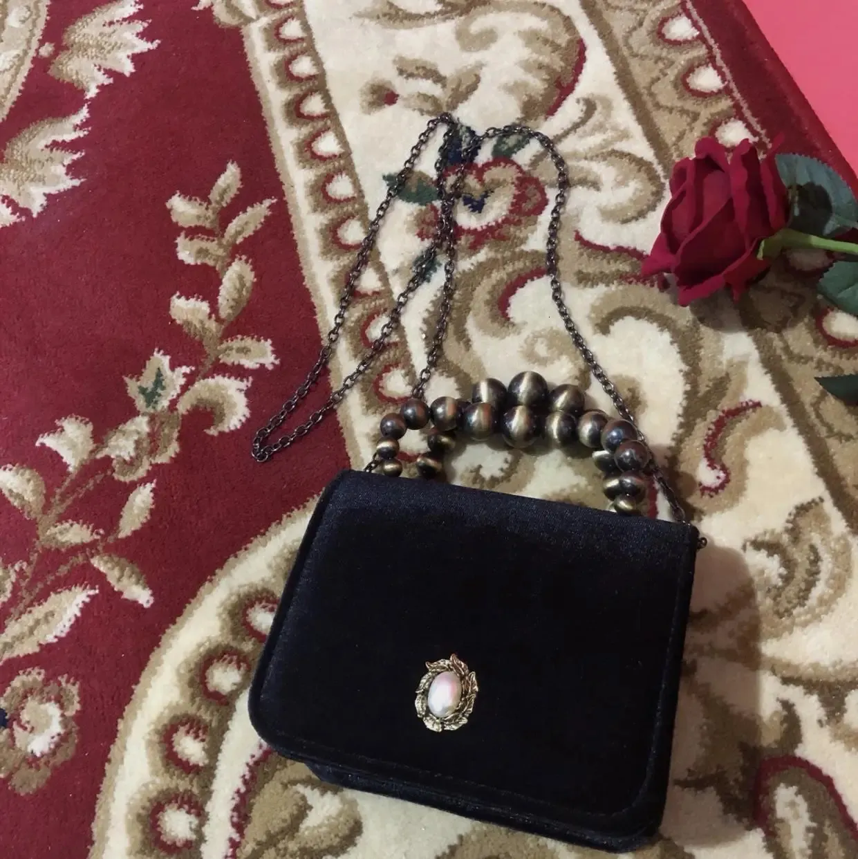 Verloren in vintage jaren 1960 fluweel handtas vierkant platte avondtas zwarte stof met gouden parels portemonnee mini -koppelings sluiting 240429