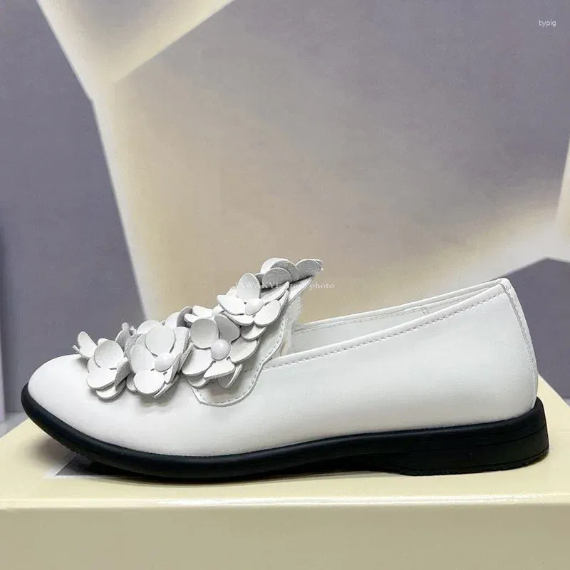 Sıradan Ayakkabı 2024 Bahar Beyaz Deri Düz Loafers Kadın Kalın Sole Çiçekler Boncuklu Konforlu Açık Bale Daireler Kadın