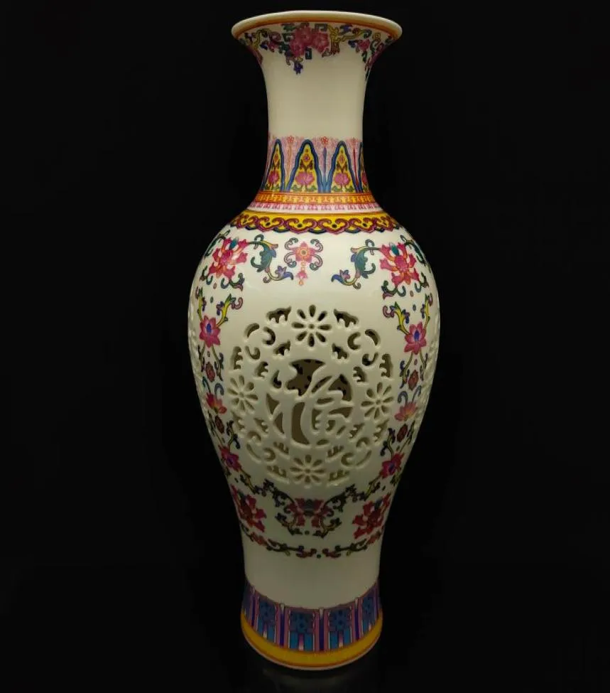 Chinesische Hamille Rose Porzellan handgeschnitzte Hohlvase mit Qianlong Mark S4325879790