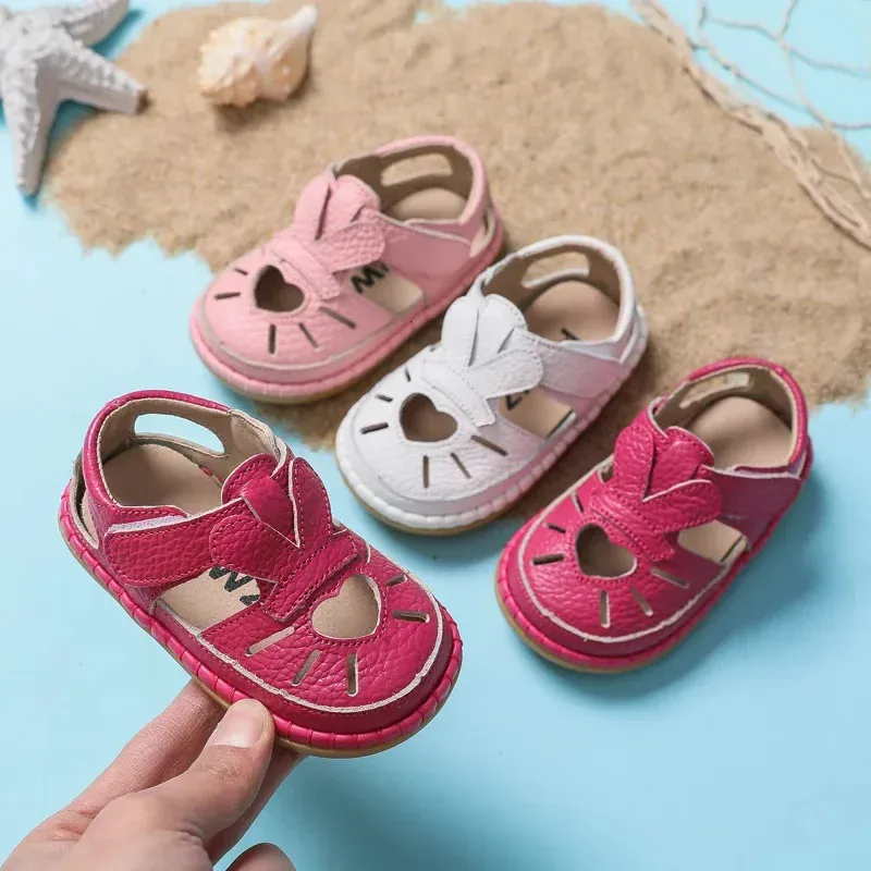 Sandalias infantiles de verano Niñas para bebés Anticollision zapatos para niños pequeños me encantan la playa de niños de cuero de fondo suave de cuero 240416