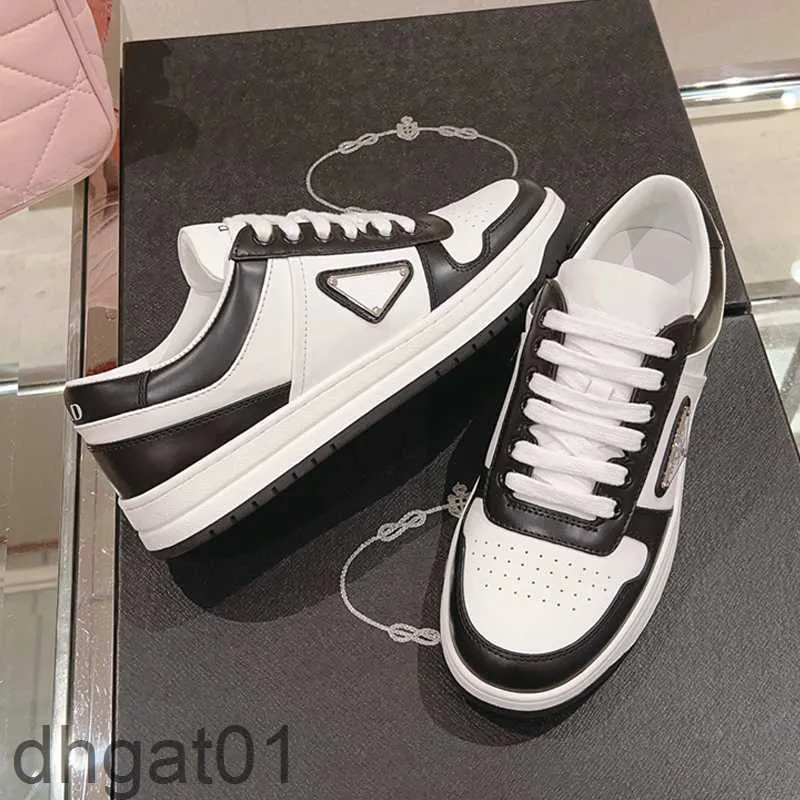 23SS Diseñador Downtown Cuero Zapatos casuales Hombres de lujo Metal Triángulo de metal de metal Luz de goma de goma Suela Diseñadora de deportes casuales CHAUSSURE FEMME