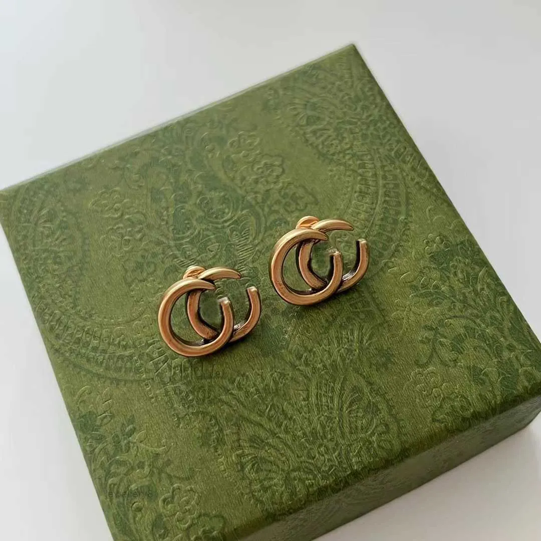 Brincos de carta clássicos Os pregos têm selos Retro 14K Brincos de ouro para festas de casamento para mulheres