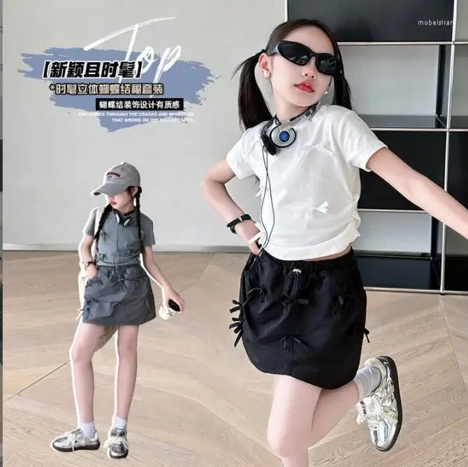 Kläderuppsättningar 2024 Korea Style Girls 2 PCS Bowtie Set t-shirt kjol Bomull God kvalitet Sommarmode kostym 4-12T F671