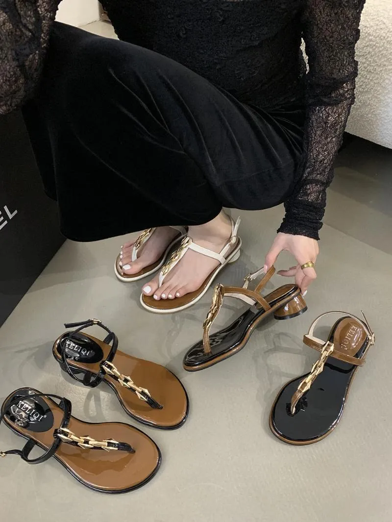 Kleiderschuhe PVC -Gelee für Frau Mode Sommer Beige schwarze braune Metall Dekoration Party Knöchelgurt Sandalen Sandalen
