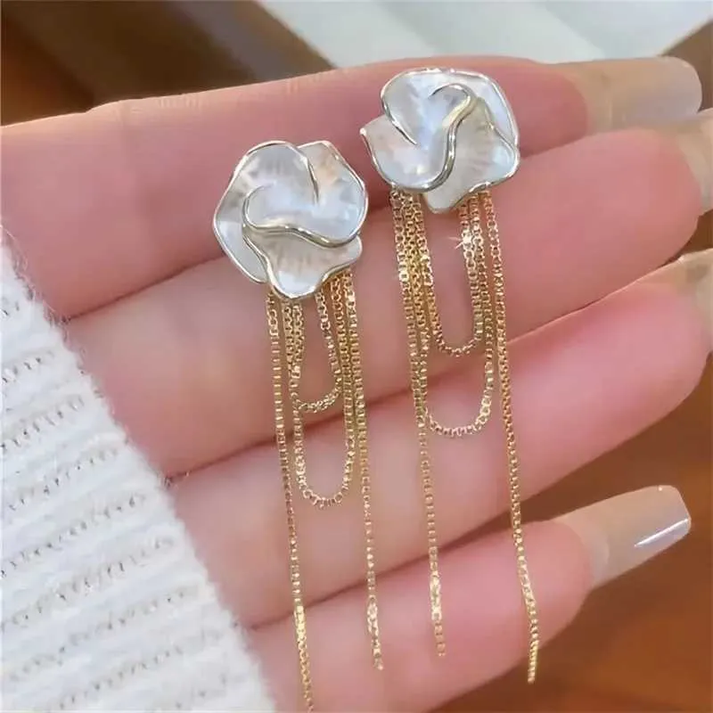 Bengelen kroonluchter niche design witte camellia bloemenstudie oorbellen voor vrouwen meisjes mode elegante kwast hanger metalen oorbellen sieraden geschenken