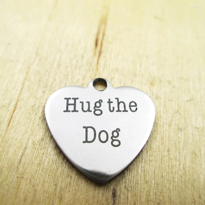 Colares pendentes 20pcs/lot-Hug The Dog Charmms Laser GRAVED PENDANTES DIY CULTIMENTOS