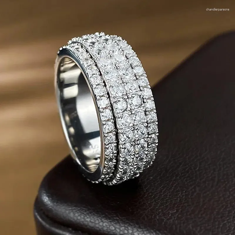 Pierścienie klastra Produkt pojawia się i idzie kwadratowy diament obraca pierścień, aby przesuwać się, tworząc luksusową atmosferyczną