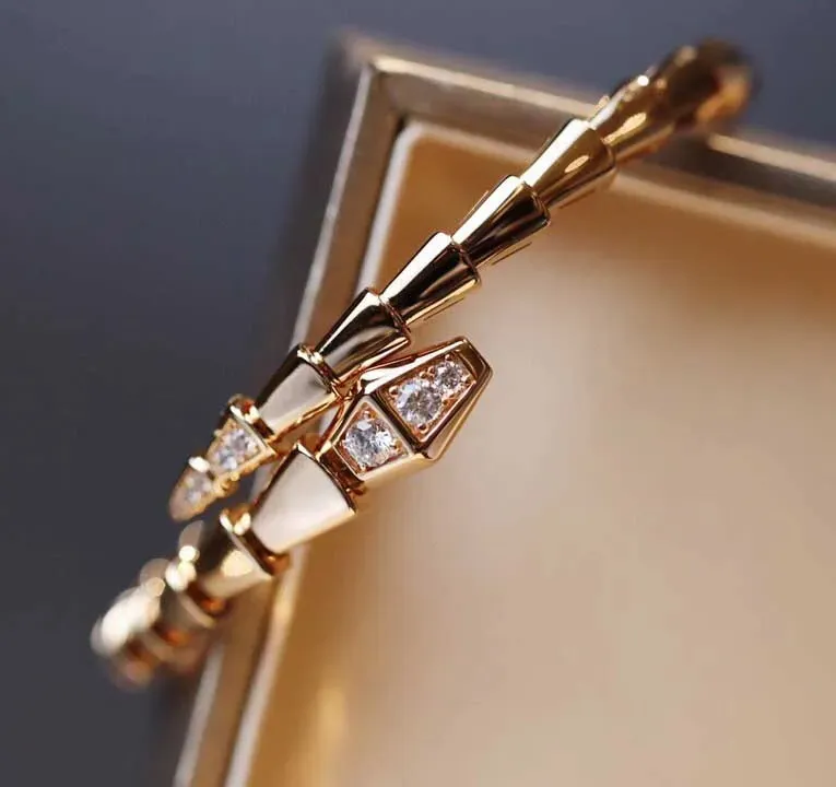 2024 Luksusowa wysokiej jakości klasyczny diamenty bransoletka w stylu bransoletki z diamentem Otwarta projektant biżuterii bijoux dla damskiej słynnej imprezy weselnej ma pudełko PS4898 Q1