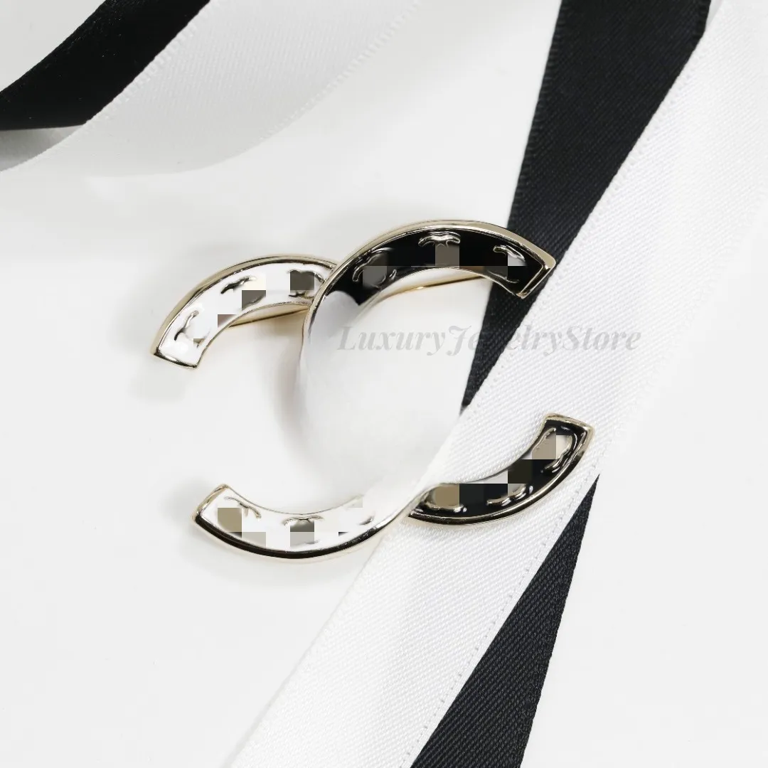 Designer Black and White Ematel Asymetric Letter Double Letter Brooch Universal Classic Fashion ACCESSOIRES DE FEMMES PLUSÉATIL