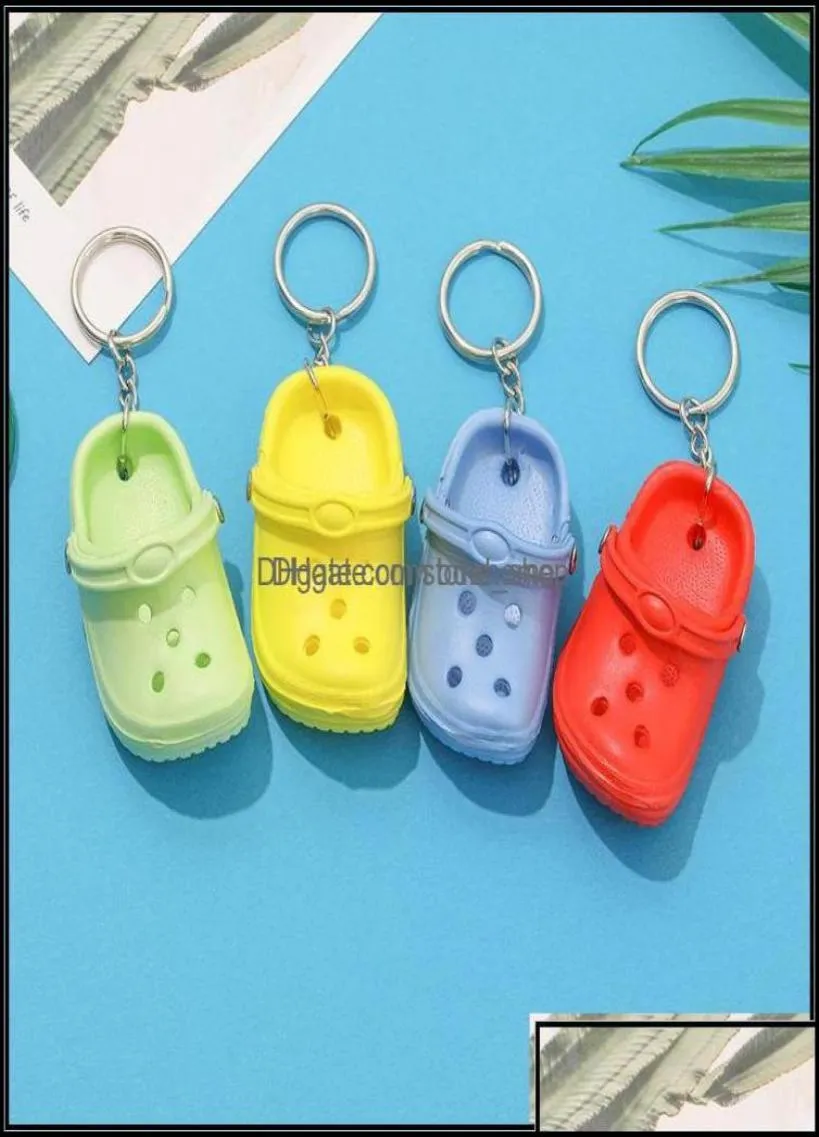 Keychains Modezubehör 20pcs gemischte Farben 3D Mini 7,5 cm Eva Beach Hole Little Schuh Schlüsselbeutel Keyring Auto Handtasche Schlüsselkette1939123