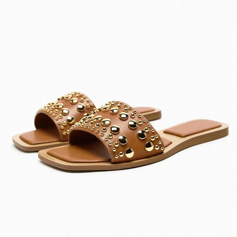 Brands de luxe Slippers décontractés Été 2024 Femmes Chaussures Slides Fashion Rivet Flip Flops Comfort Beach Shoes Lady Flat Sandales 240409