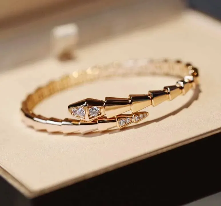 2024 Bracelet de serpent de style Diamonds de qualité de luxe avec bijoux de créateurs ouverts en diamant bijoux bijoux pour lady célèbre fête de mariage Have Box PS4898 Q5