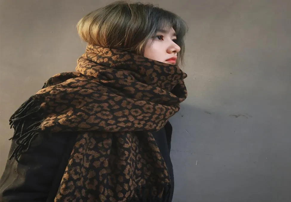 Une seule écharpe à laine de laine imprimée en léopard à la mode en hiver épaissis de châle chaud à double usage en cachemire pour l'automne5785562