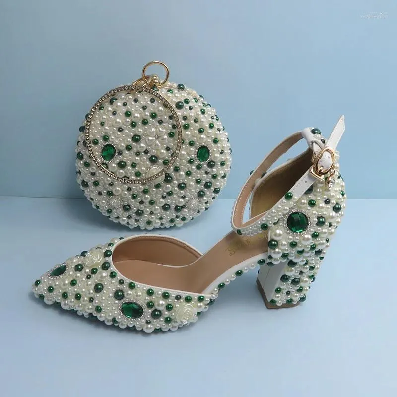 Chaussures habillées Fashion White Green Pearl Wedding Associé à Handbag Bride's High Heels Fashionable and Ret Banquet