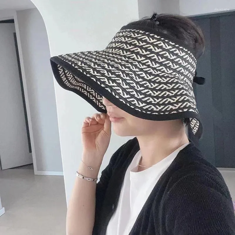 قبعات واسعة الحافة 2024 المرأة تتدحرج شمس القش القبعة الصيف قابلة للطي قابلة للطي قبعة حماية للأشعة فوق البنفسجية لغطاء سفر الشاطئ