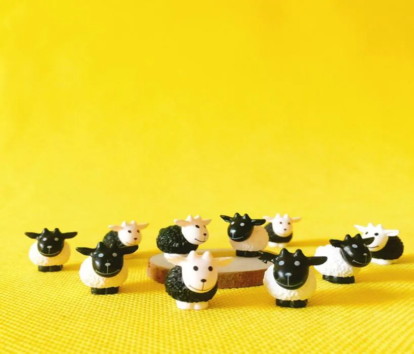 20 PC Miniaturas Animales Jardendol Black y White Sheep -Fairy Gardendoll Houseterrariumgnomefigurinehome Desktop Decor5461127