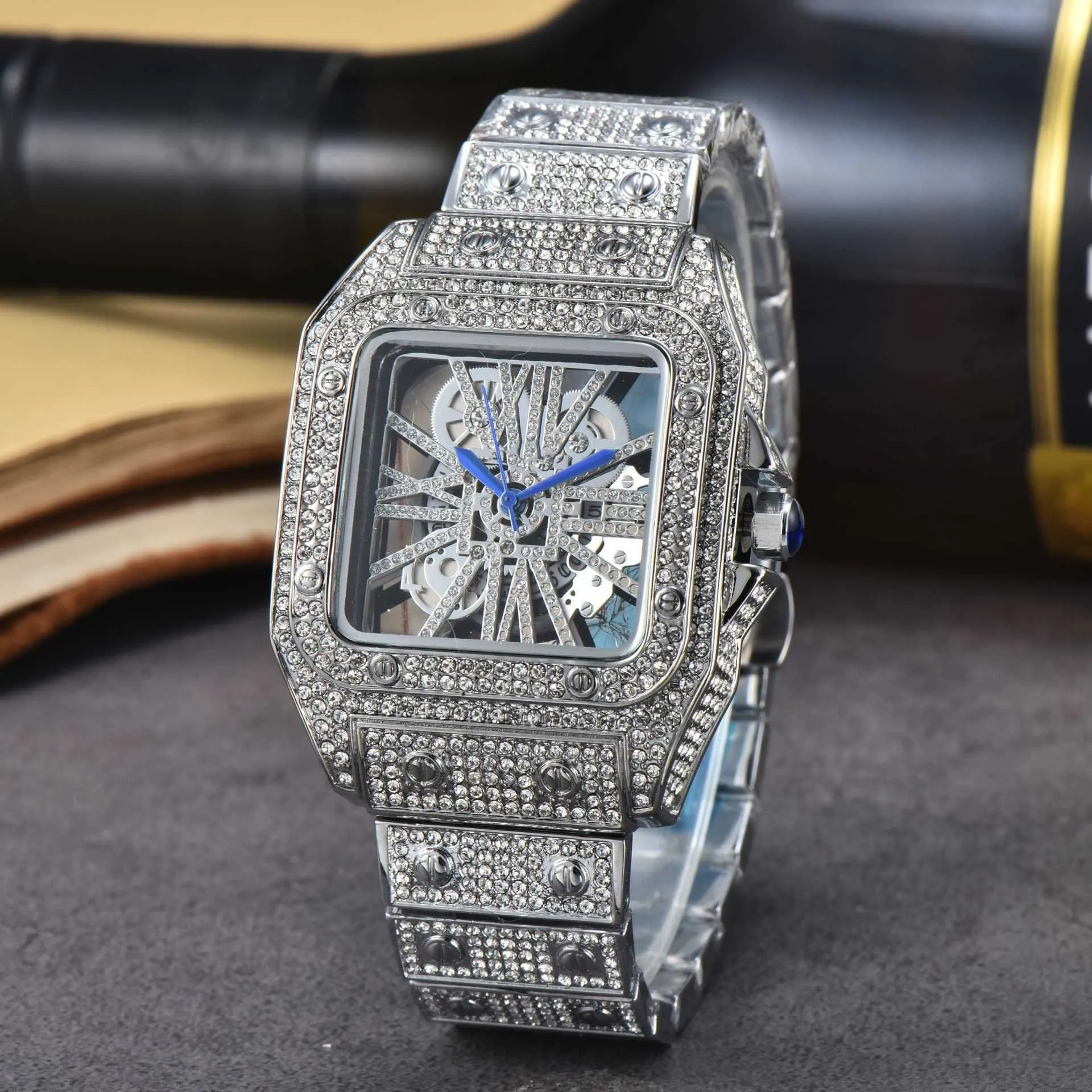 Titta på Watches AAA 2024 Ny Womens Watch med Diamond Set Fashion Steel Band Watch Womens Watch Quartz Watch Mens Watch