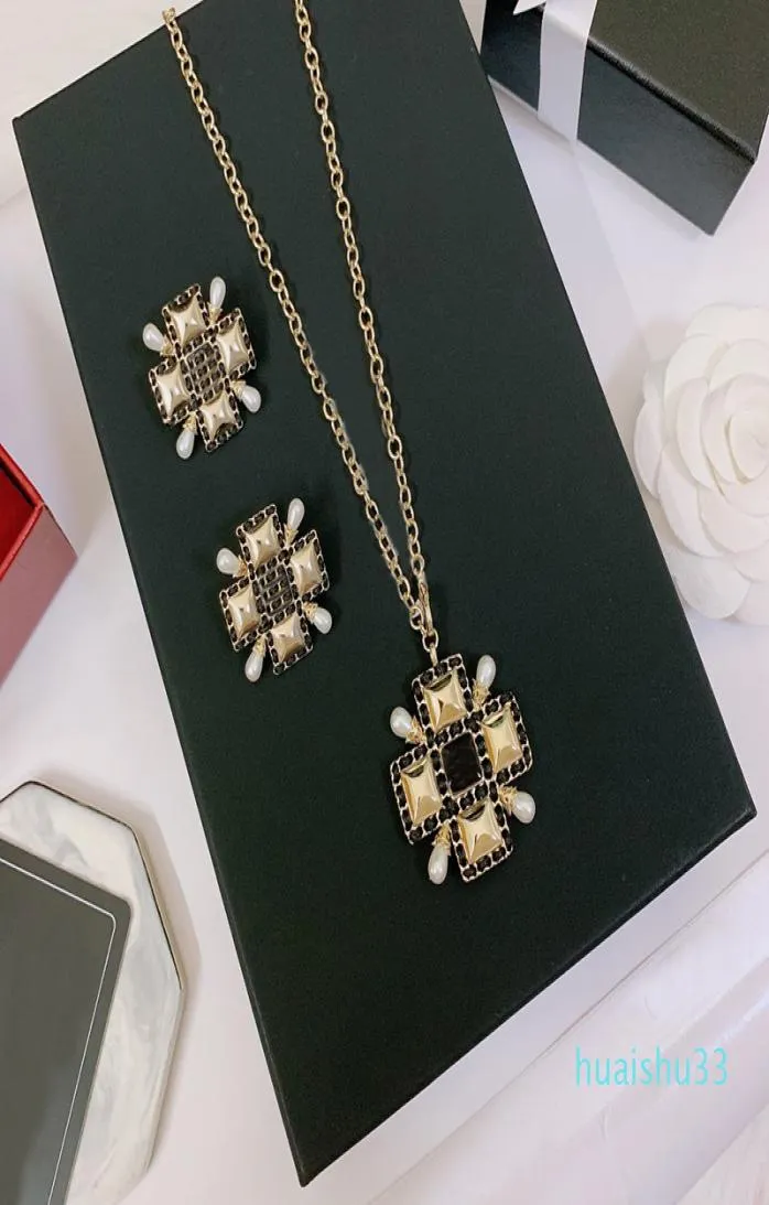 Женский украшенные поперечные имитационные ожерелья для жемчужных ушных ожерелья набор модных сережек Высокие сережки с ключицей коляска Jewel8232667