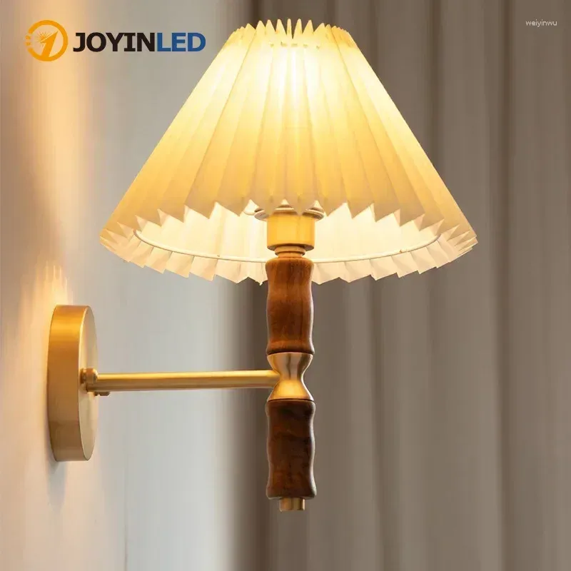 Wandlampen Noordige klassieke lamp LED -stoffen lampenkap Houtslaapkamer Licht woonkamer Warm decor voor