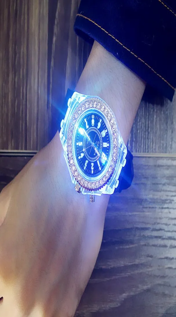 LED Flash Luminous Automatic Femmes Man Watch Personalité Tendances Étudiants Lovers Jellies 9 Couleur Lumière Gire de poignet célèbre Wat7057590