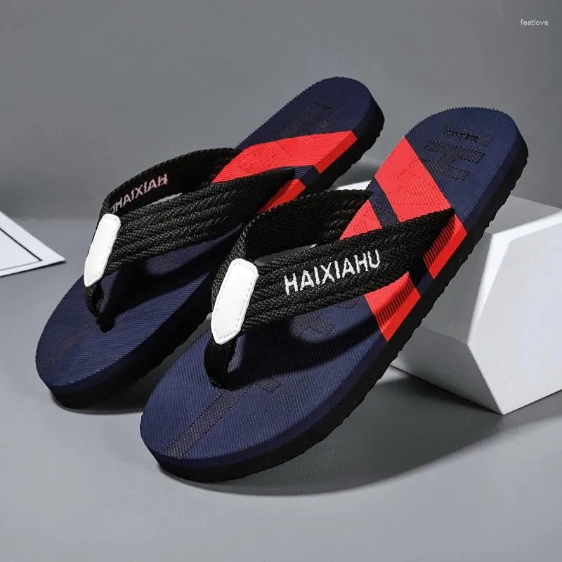 Pantoufles vendant des couleurs à la mode pour hommes chaussures de plage ultra légèrement douces.