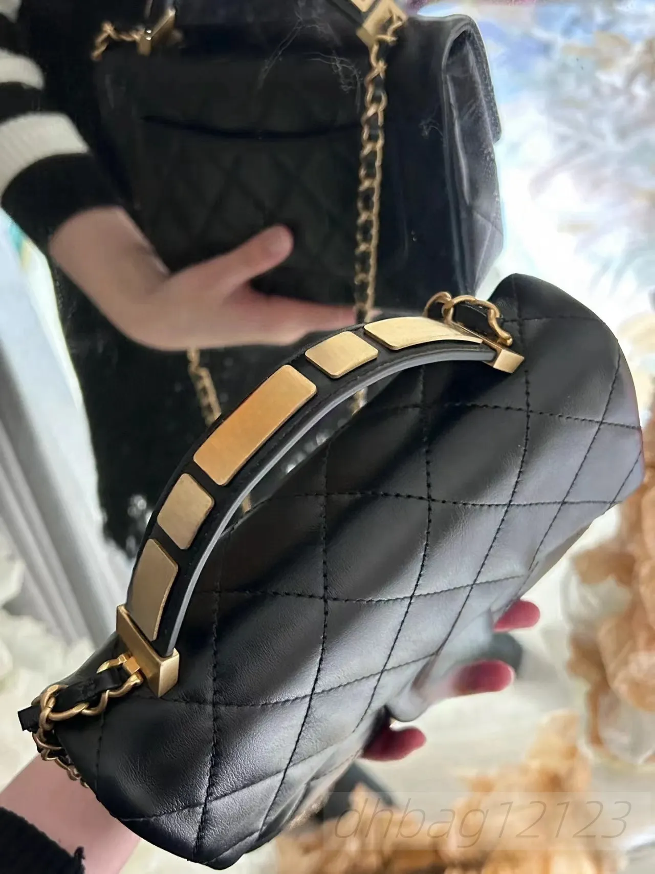 DHgate Luxury Enamel Badge Handle Handbag Designer Ladies Shoulder Bag Leather Diamond Gold Hardware Metal CC Buckle Matelasse Chain Crossbody Bag Makeup Bag 21cm Bags Luggage Accessories