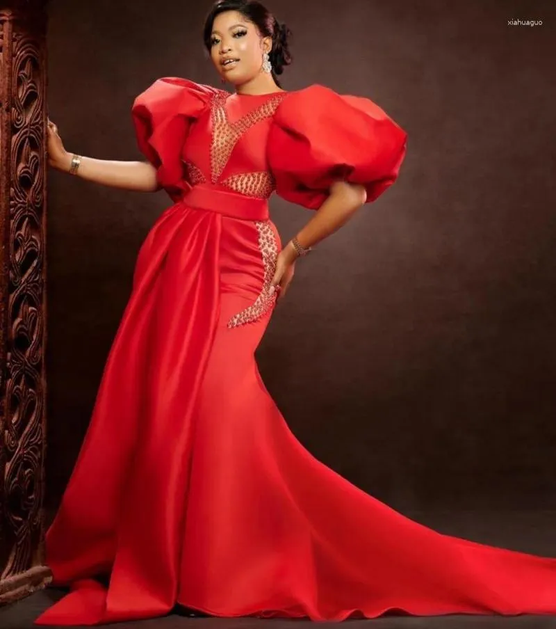 Robes de fête 2024 Plus taille rouge aso ebi bal sirène sirène manches gonflées avec des femmes en train