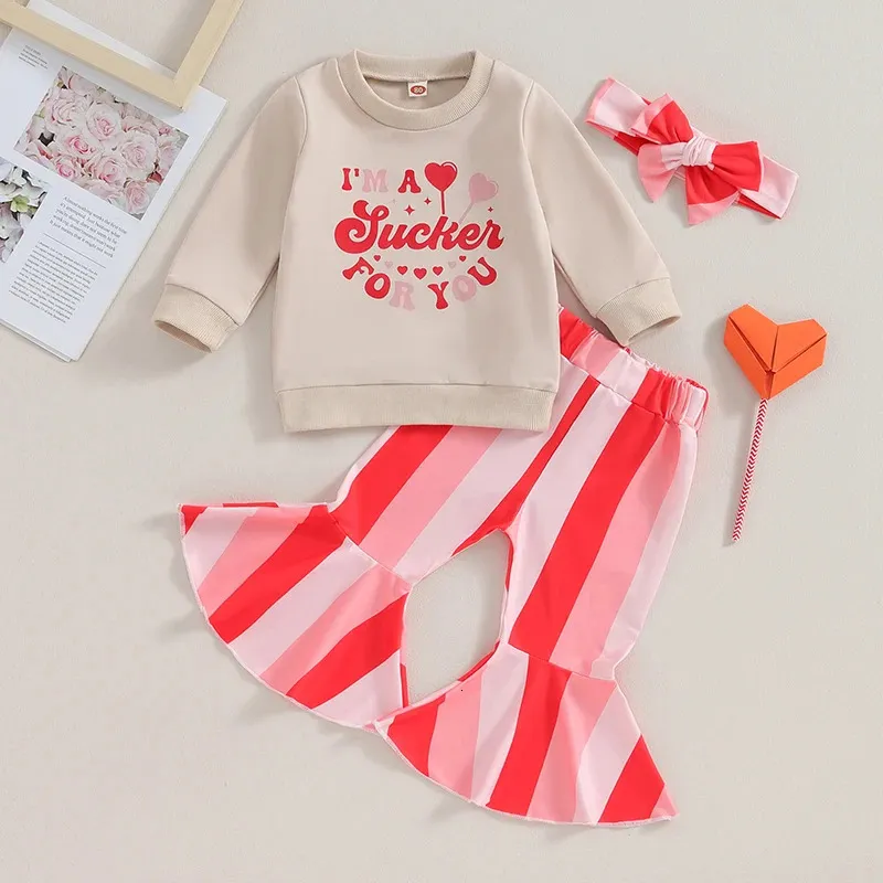 Toddler Baby Girls Saint Valentin Day Sets à manches longues Lettre de coeur Sweet-shirt Pantalon évasé rayé Bandeau 240426