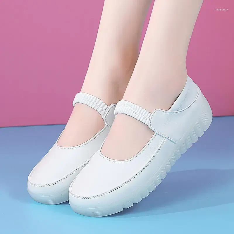 Casual schoenen dames slippers zomer 2024 pees bodem moeder's echte lederen sandalen buitenste slijtage platte luxe elegant wit wit