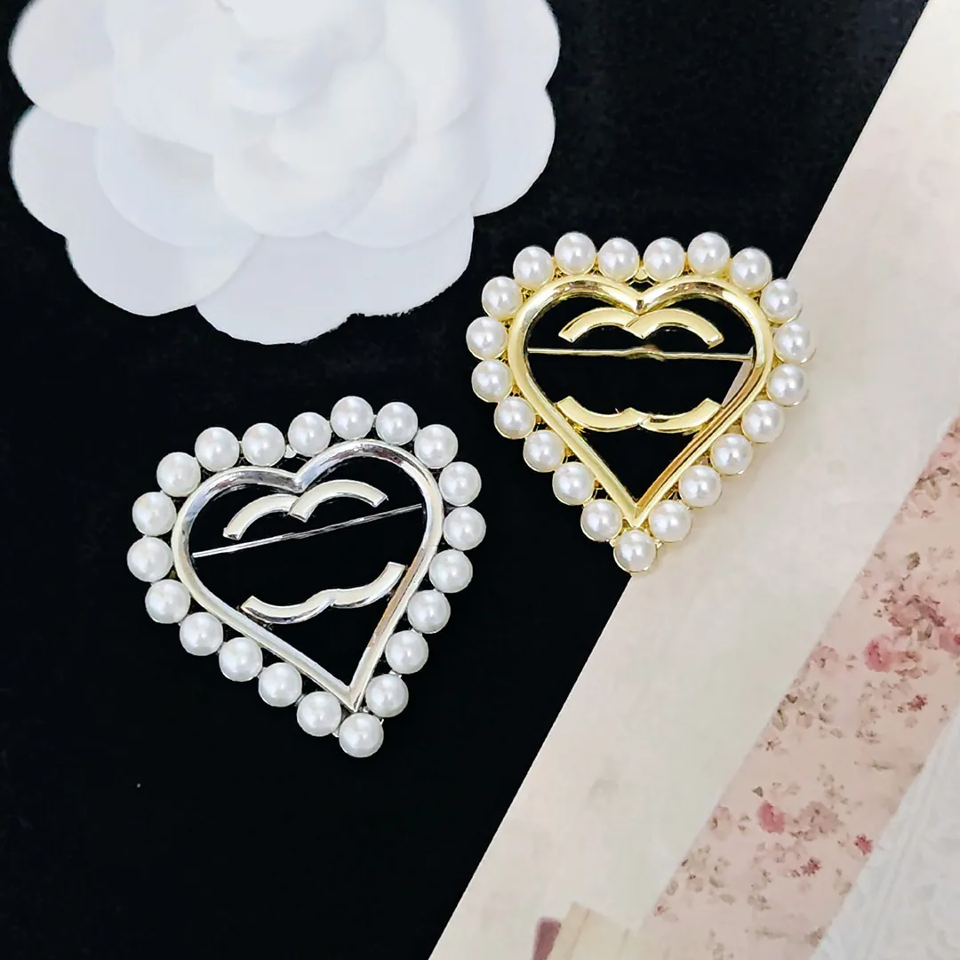 Birthday Gift Heart Pearl Brooches Designer Brand Letter Brooch Pin High Quality 18K Gold Plated Silver Plated Diamond Pearl Classics Wedding Dress Pins Jewelry