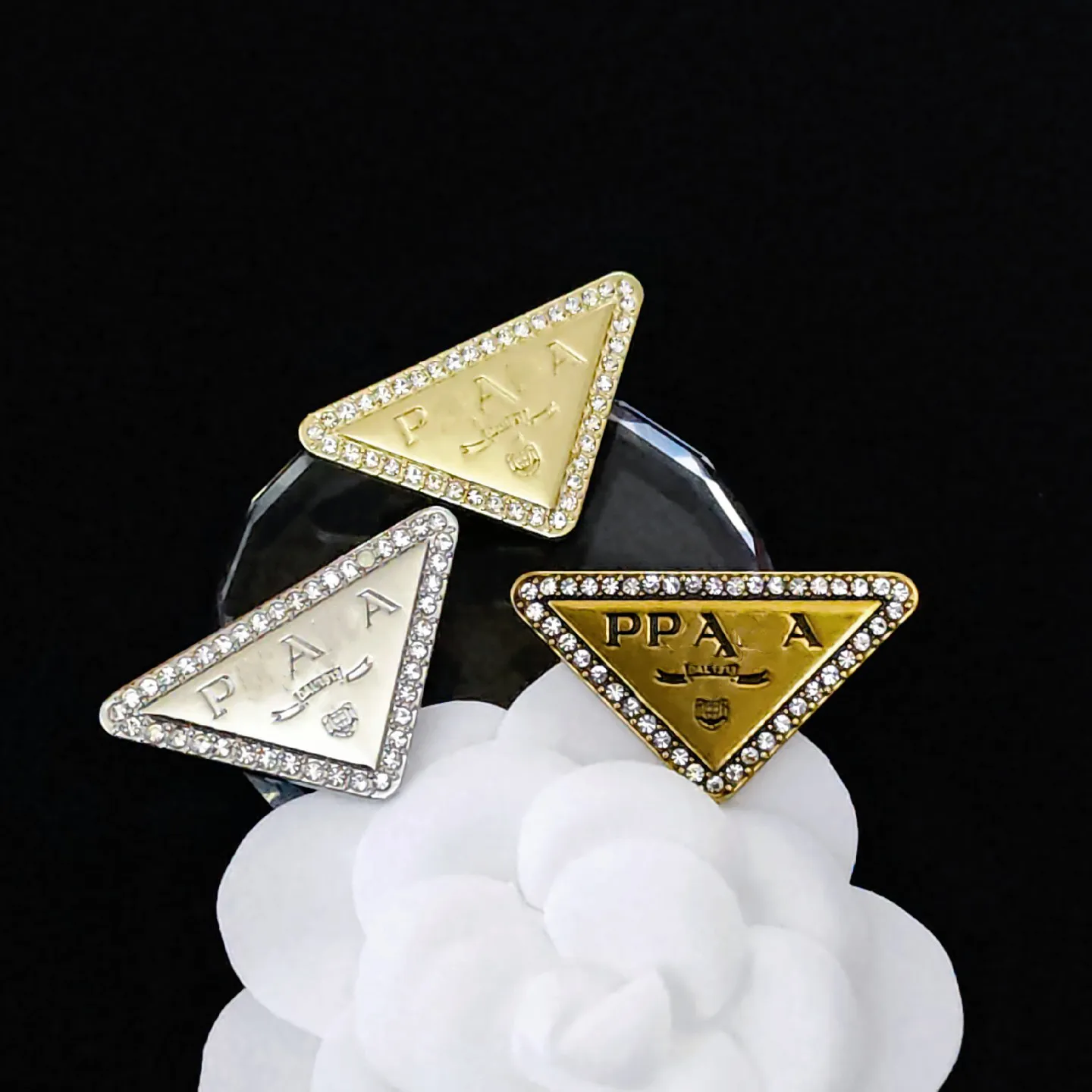 Brooches Designer Design Brand Triangle Triangle Shrooes Geometric Suit Collar Pin Broche Broche Broche Broche Bijoux Bijoux de Noël Cadeaux