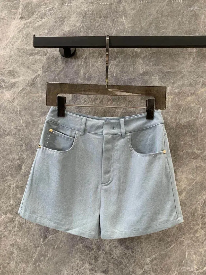 Shorts pour femmes minimalistes lavés et blancs blancs avec aiguille décoration simple denim haut de taille lâche