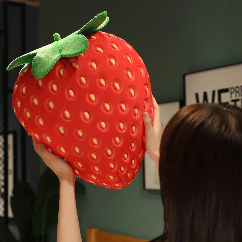 35 cm réaliste de la fraise fraîche en peluche de simulation fruit poupée de fruit coussin canapé doux coussin beaux cadeaux d'anniversaire enfants 240429