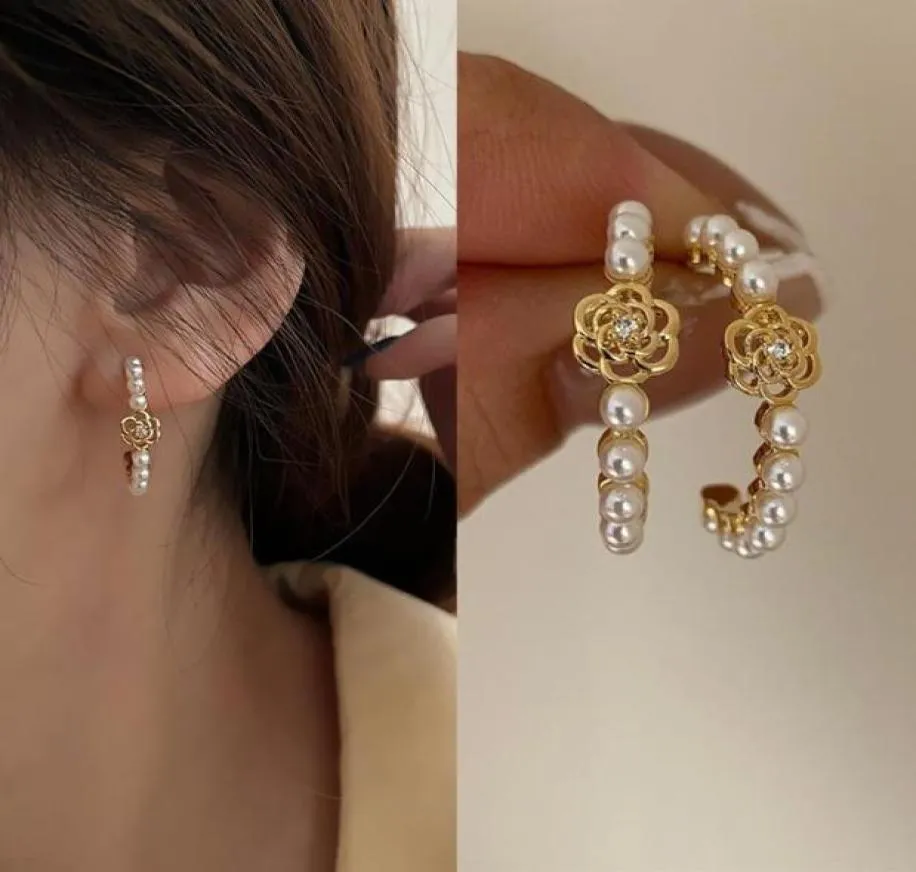 Hoop Huggie Koreańskie kolczyki mody 2021 Trend okrągły złoty kwiat dla kobiet Vintage Pearl Female Ear Stud5725154