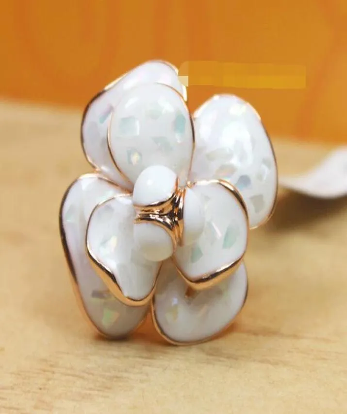 Koreaanse high -end shell camellia bloem overdreven wijsvinger ring vrouwelijke Koreaanse versie van modehipster decoratie ring2945152
