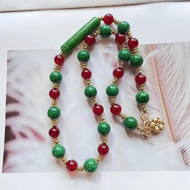Ketting oorbellen instellen vintage elegante rood groen contrastkleur gecombineerd met glazen beker eenvoud en sfeer hoge kwaliteit
