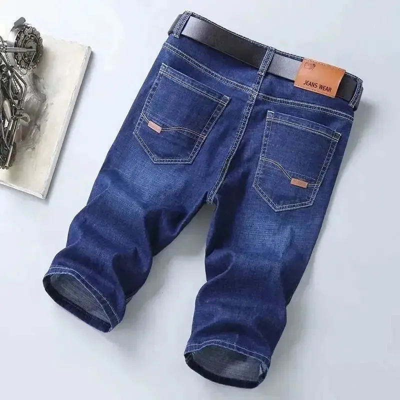 Arrivances hommes jeans en denim court-dim mince longueur du genou pantalon d'été cool décontracté pantalon quotidien de haute qualité 240422
