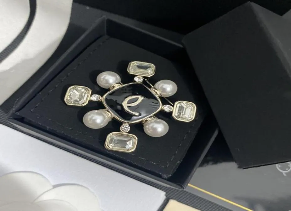 С коробки модельер -дизайнерские броши никогда не исчезают жемчужные бриллианты ювелирные украшения унисекс роскошные булавки качественные вечеринки подарки1502581