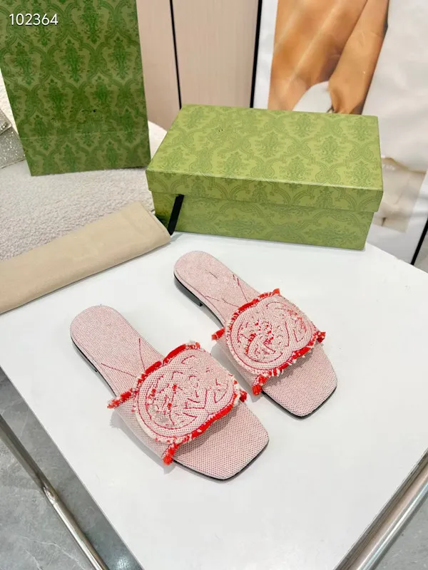 2024 Designer kvinnors sandaler för kvinnor sommar äkta läder röda platt sexiga tofflor för kvinnor fashionabla ytterkläder internet kändis strand 0425