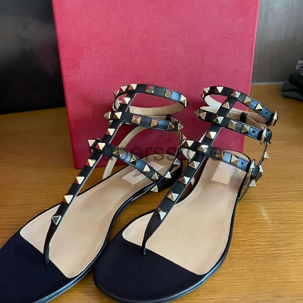 Sandales femmes tongs talons plats rivets chaussures d'été nue noire blanc rouge sexy toe en cuir réel en cuir marque dames sandale avec sac à poussière 35-44